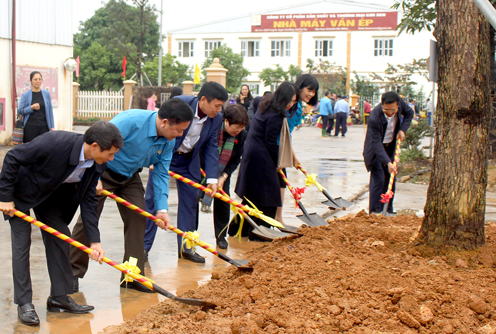 Trao 100 suất quà Tết cho đoàn viên, người lao động tại Khu công nghiệp Trung Hà