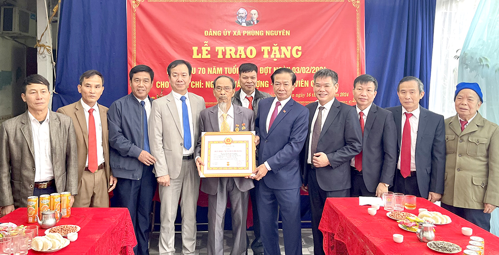 Trao Huy hiệu Đảng tại Lâm Thao