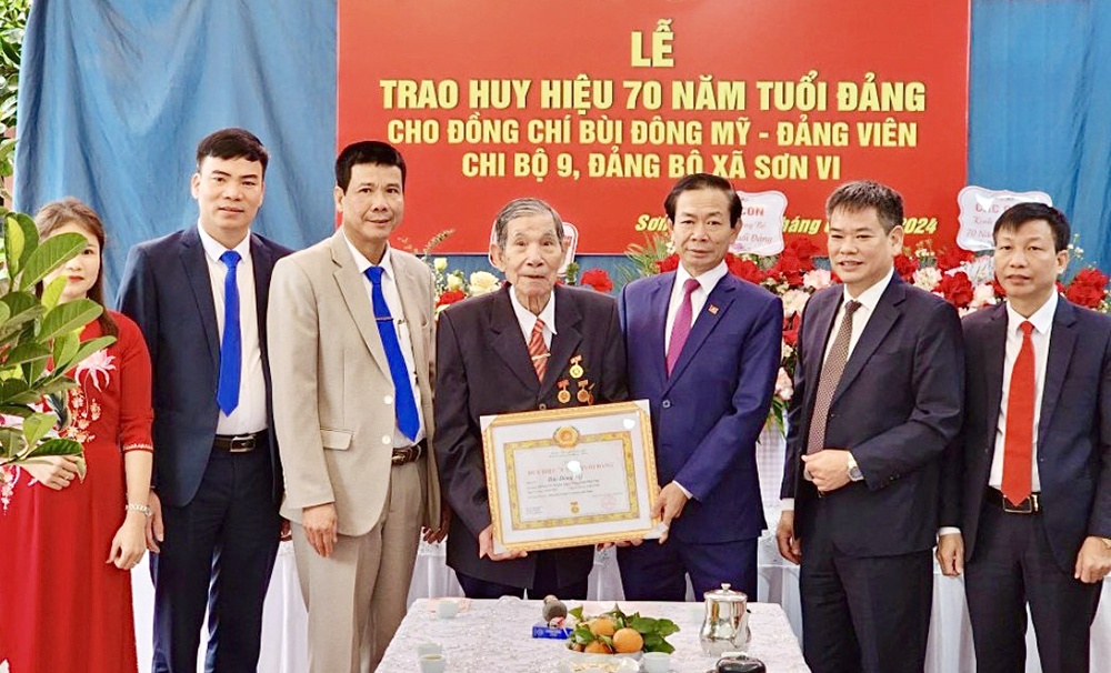 Trao Huy hiệu Đảng tại Lâm Thao