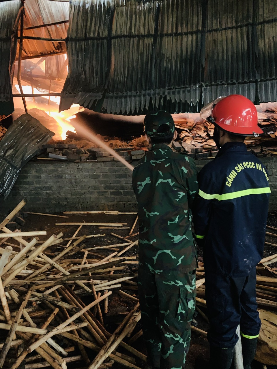 Kịp thời khoanh vùng, chữa cháy xưởng chế biến lâm sản tại huyện Thanh Sơn