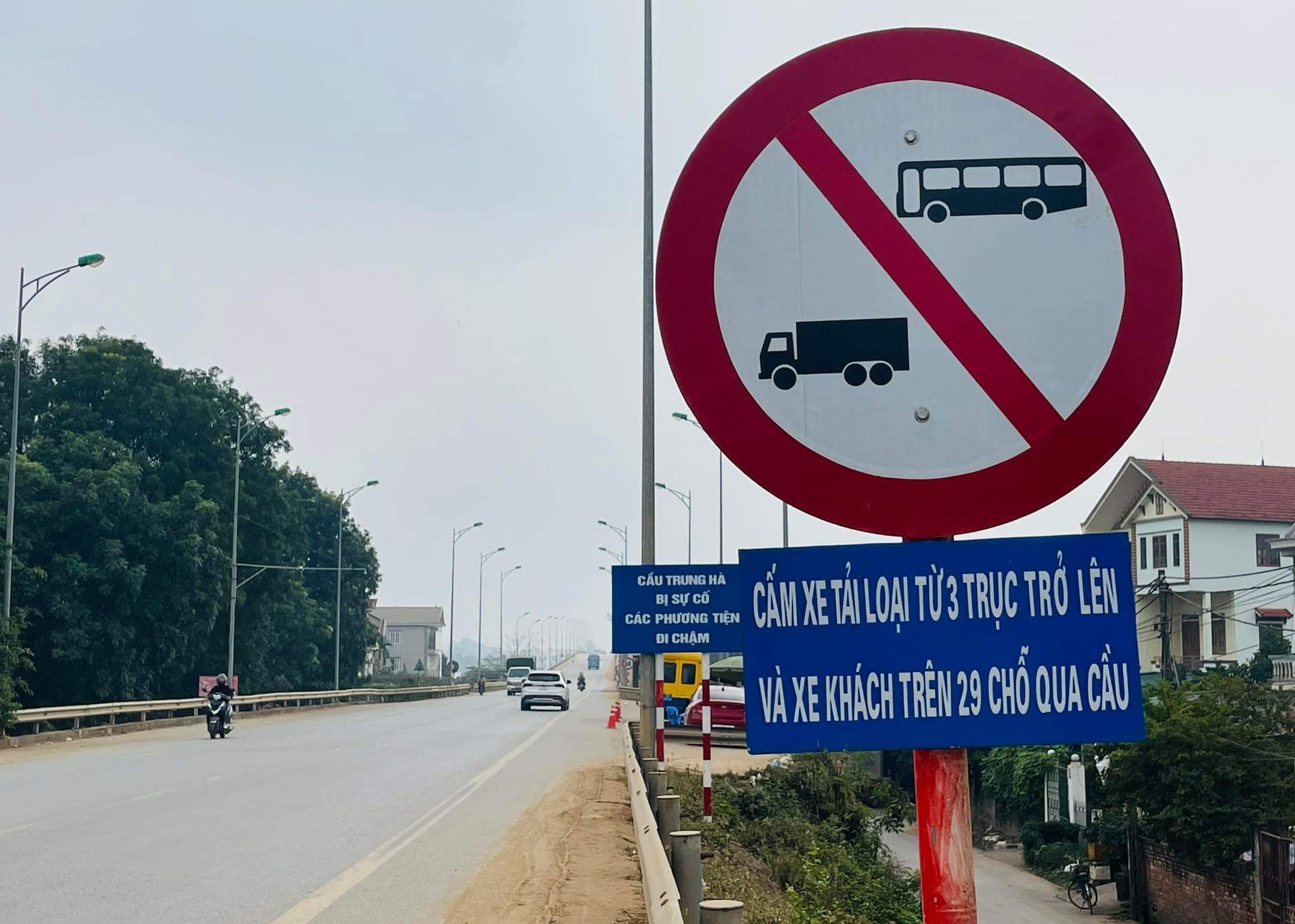 Completing the repair of the Trung Ha bridge before January 23