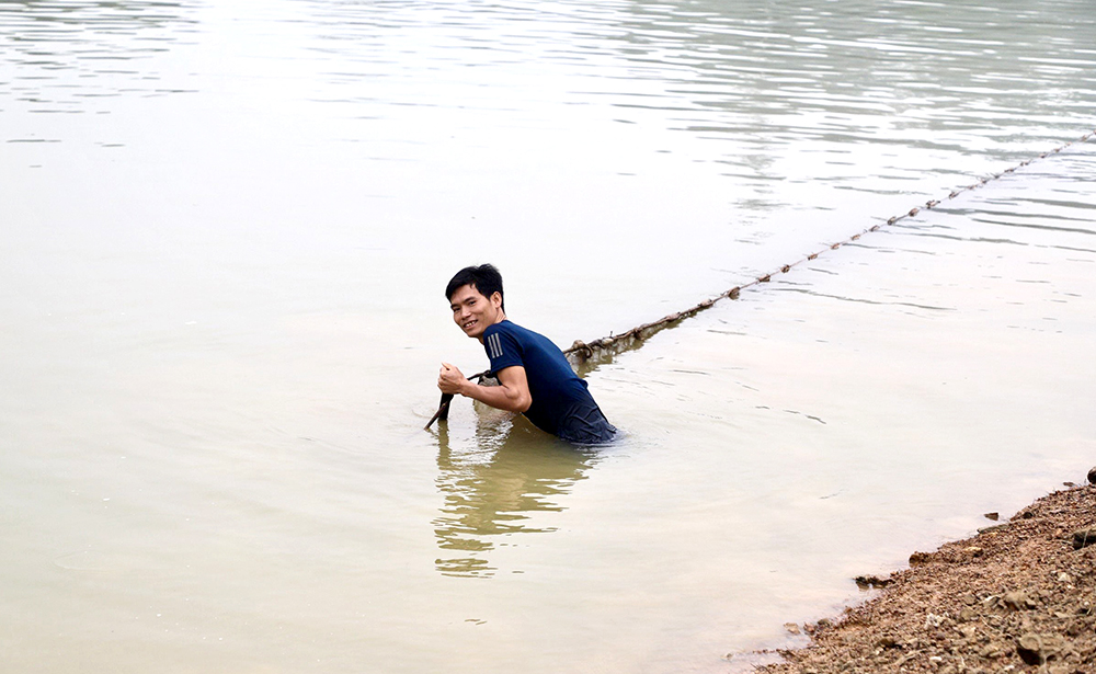 Busily dragging fish net in Spring days