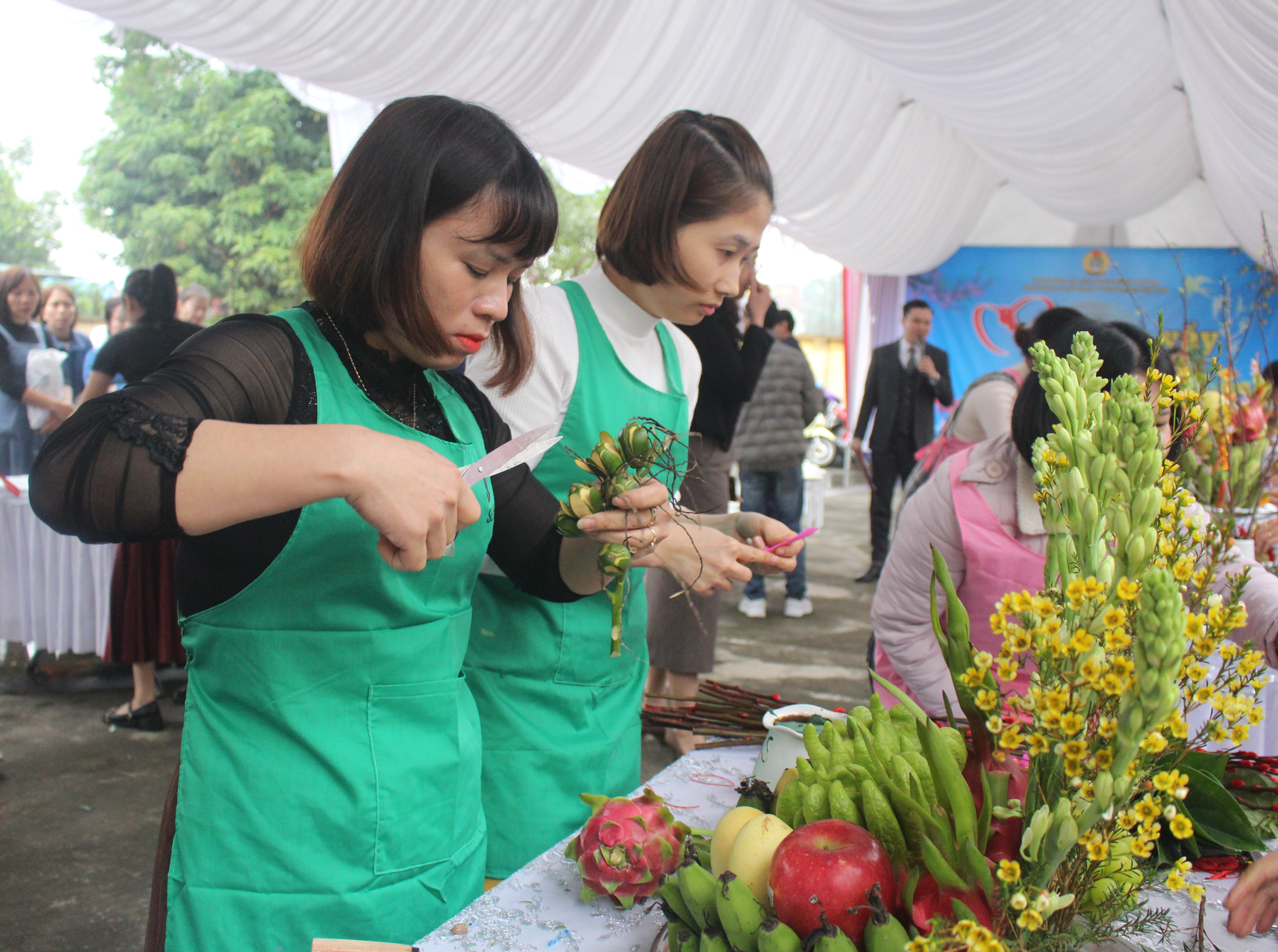 Công nhân vui Tết cổ truyền