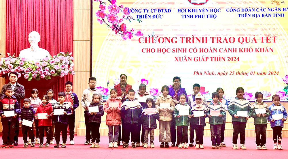 Trao quà Tết cho học sinh, sinh viên có hoàn cảnh khó khăn