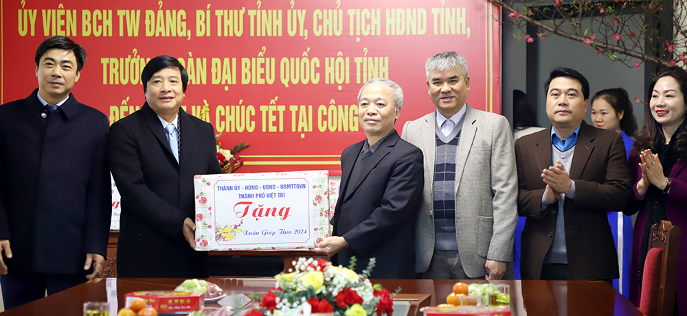 Bí thư Tỉnh ủy Bùi Minh Châu tặng quà Tết tại thành phố Việt Trì