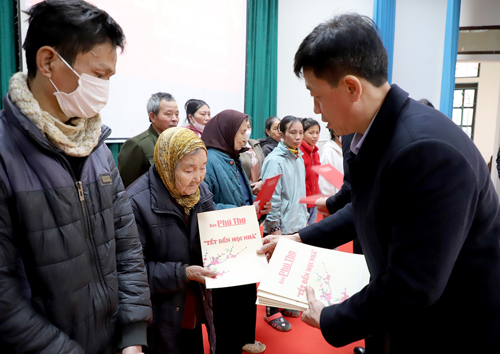 Trao quà “Tết đến mọi nhà” tại huyện Tam Nông, Thanh Thuỷ