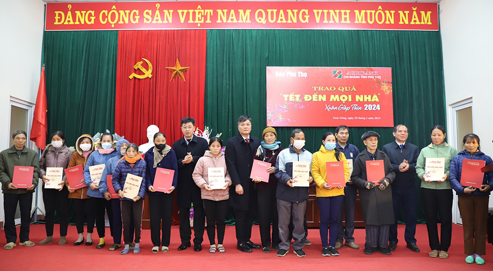 Trao quà “Tết đến mọi nhà” tại huyện Tam Nông, Thanh Thuỷ