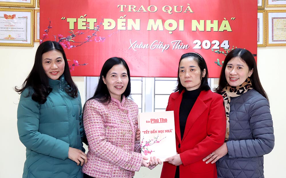 Trao quà “Tết đến mọi nhà” cho Hội người mù và Hội Nạn nhân chất độc da cam/dioxin