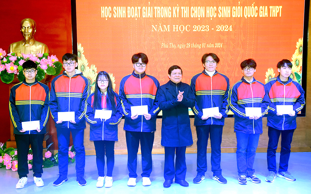 Khen thưởng 70 học sinh đoạt giải trong Kỳ thi chọn học sinh giỏi Quốc gia THPT