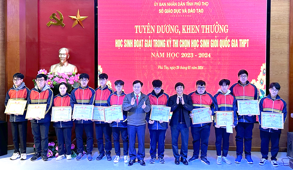 Khen thưởng 70 học sinh đoạt giải trong Kỳ thi chọn học sinh giỏi Quốc gia THPT