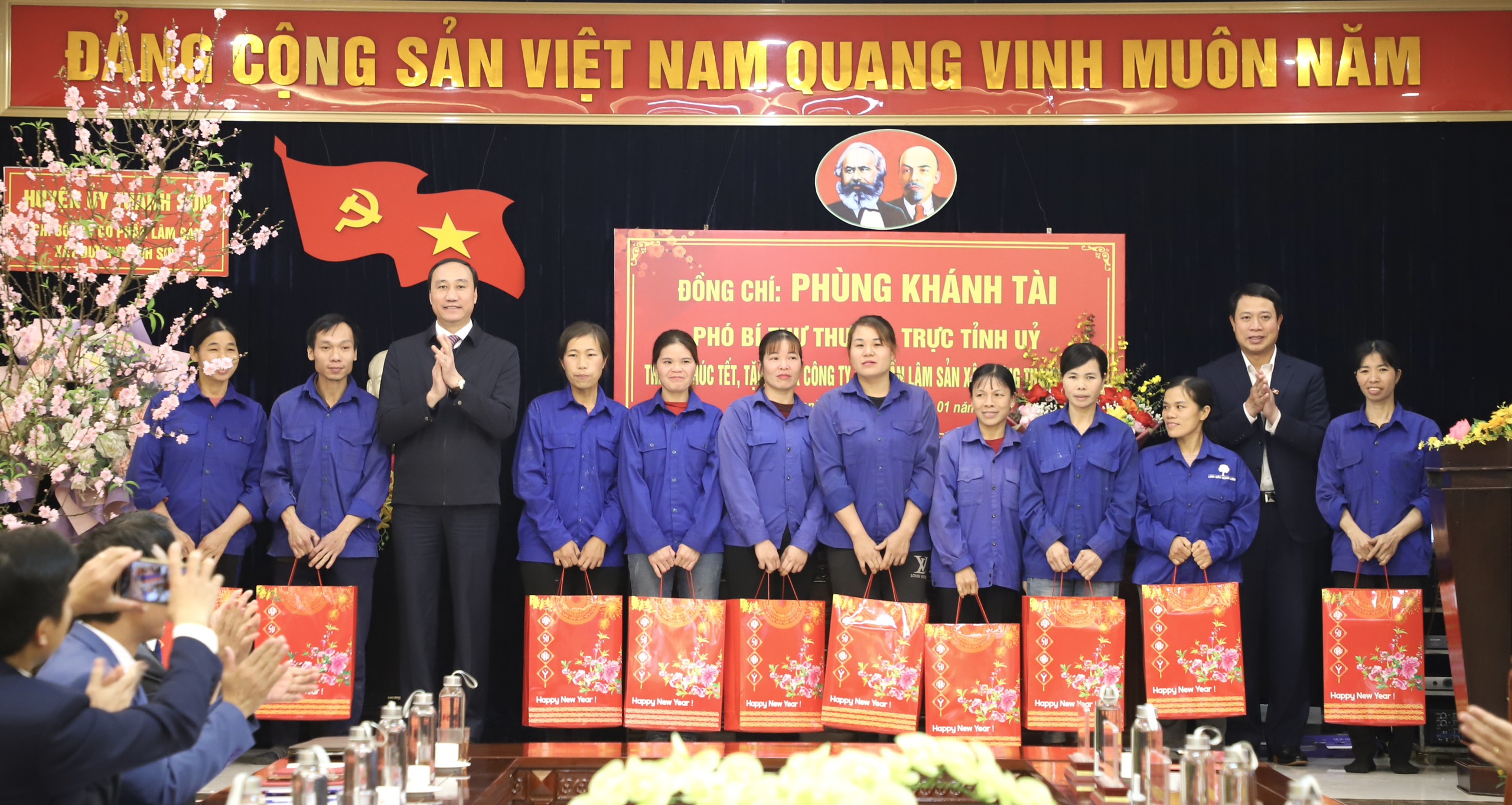 Phó Bí thư Thường trực Tỉnh uỷ Phùng Khánh Tài thăm, tặng quà Tết tại huyện Thanh Sơn