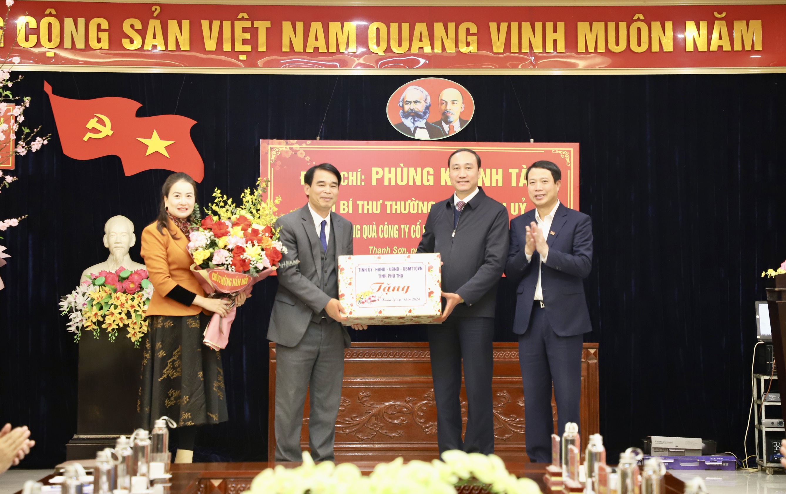 Phó Bí thư Thường trực Tỉnh uỷ Phùng Khánh Tài thăm, tặng quà Tết tại huyện Thanh Sơn