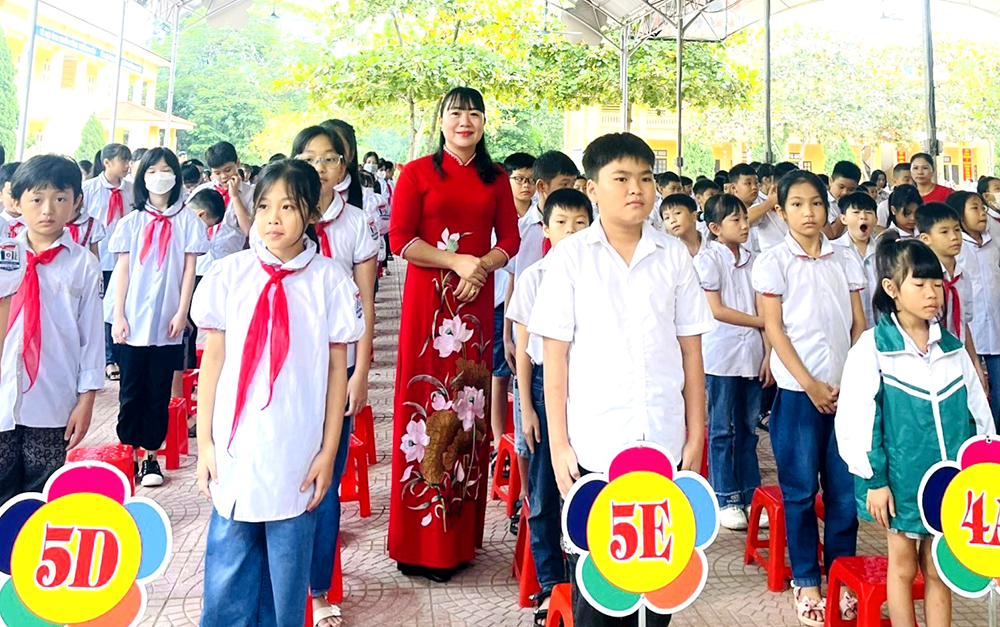 Teacher Le Thi Hong Tam - Ha Hoa Town Primary School was awarded the title of Outstanding Teacher