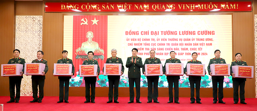 General Luong Cuong visited and wished Tet in Phu Tho province