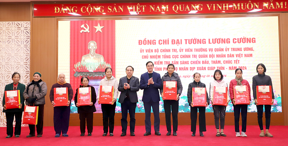 General Luong Cuong visited and wished Tet in Phu Tho province