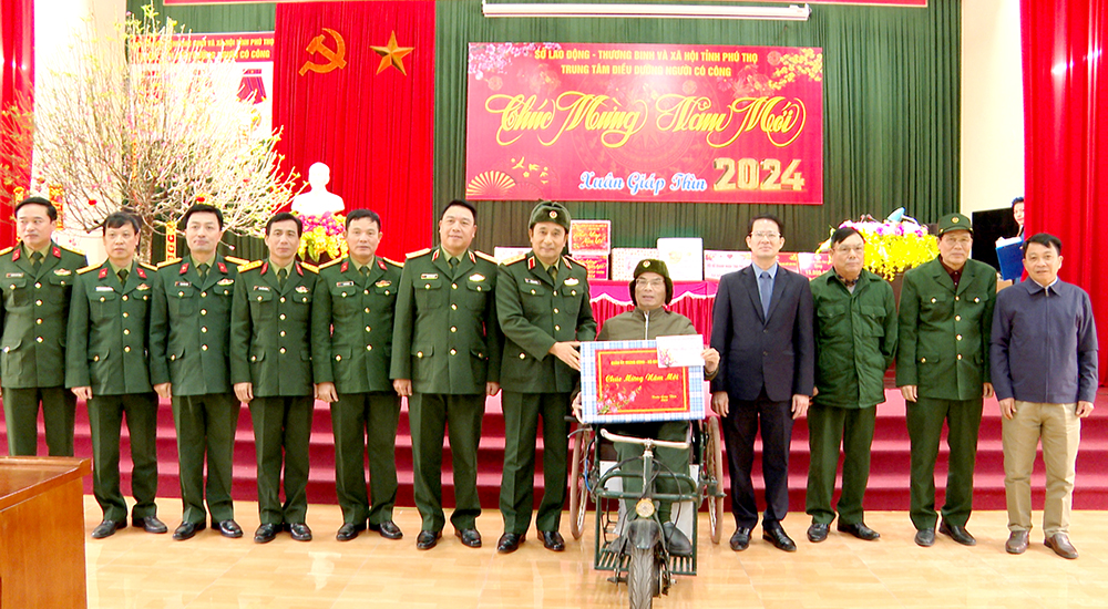 Senior Lieutenant General Phung Si Tan visited and gave Tet gifts at the Provincial Meritorious Person Nursing Center