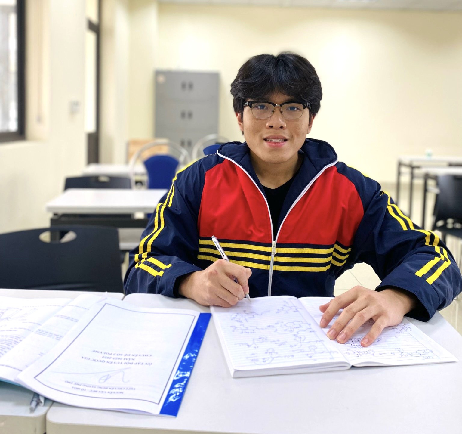 Two faces won first prize in the National Excellent Student Examination for the 2023 - 2024 school year