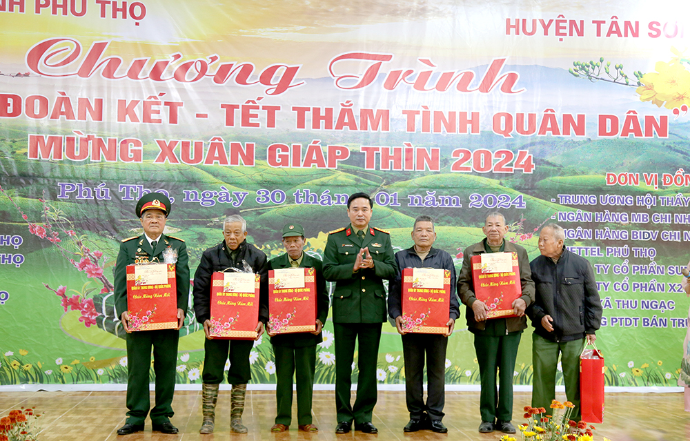 Tết thắm tình quân dân