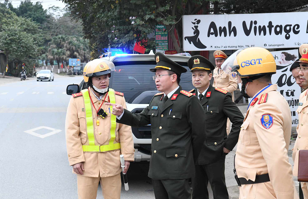 Kiểm tra, động viên các chốt làm nhiệm vụ bảo đảm trật tự ATGT dịp Tết Nguyên đán