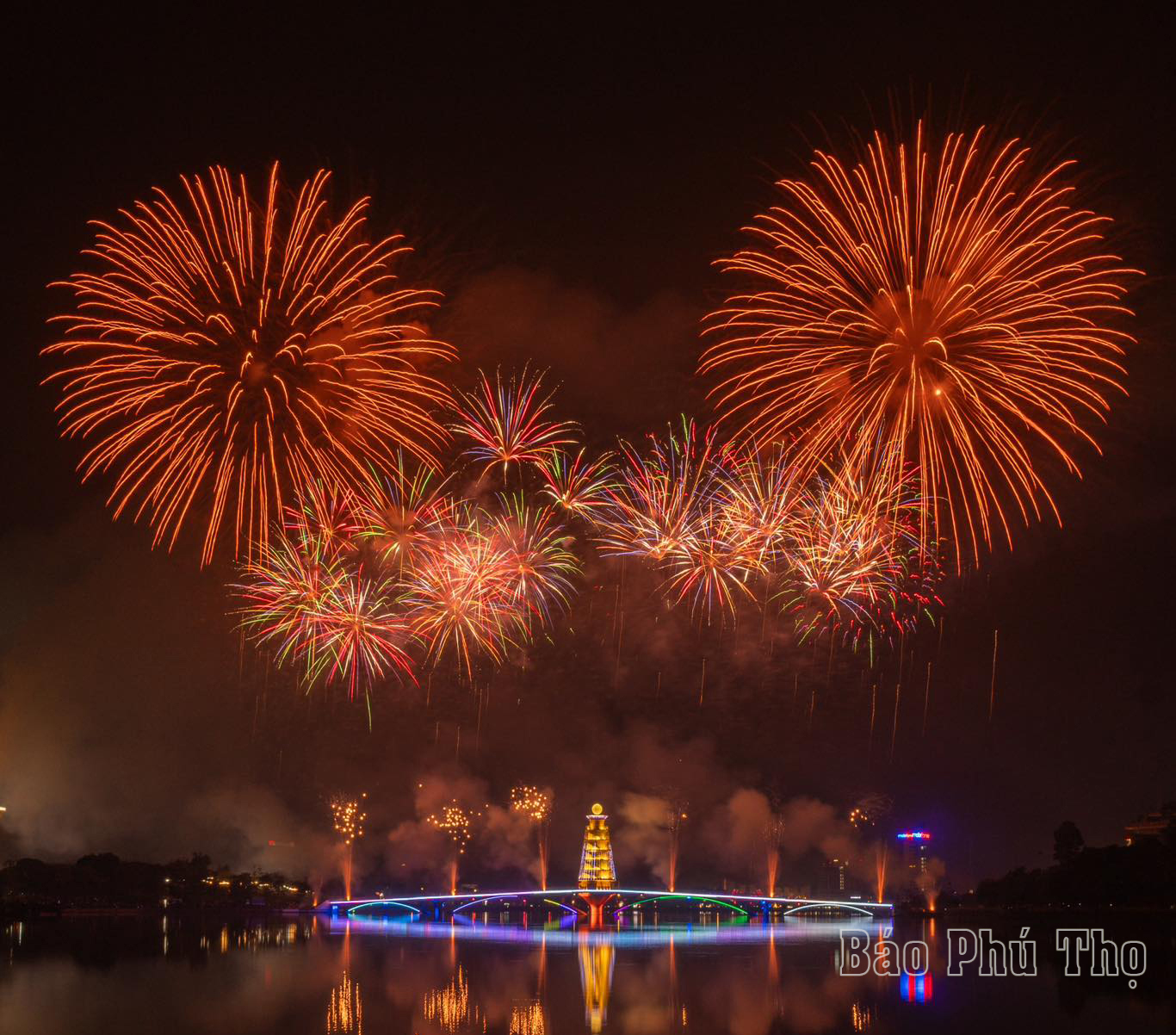 Pháo hoa chào đón năm mới Giáp Thìn 2024