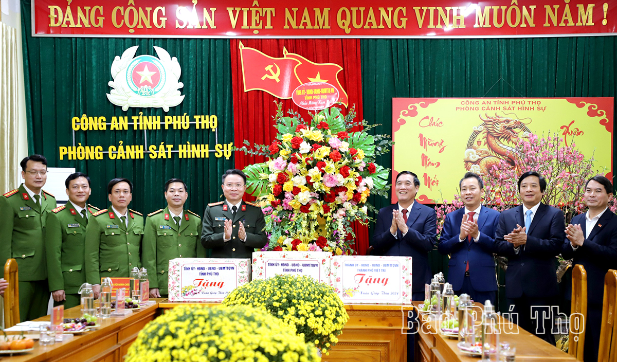 Provincial Party Secretary Bui Minh Chau pays a visit and presented gifts to the police officers on duty during Tet