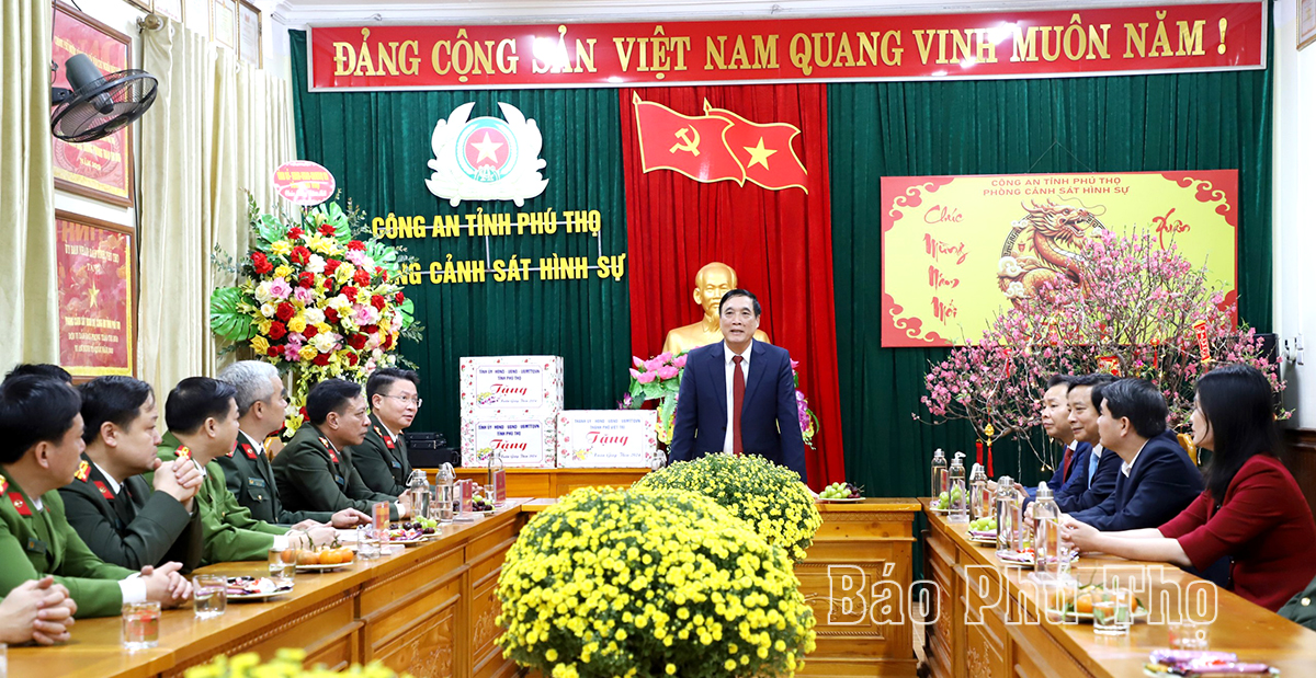 Provincial Party Secretary Bui Minh Chau pays a visit and presented gifts to the police officers on duty during Tet