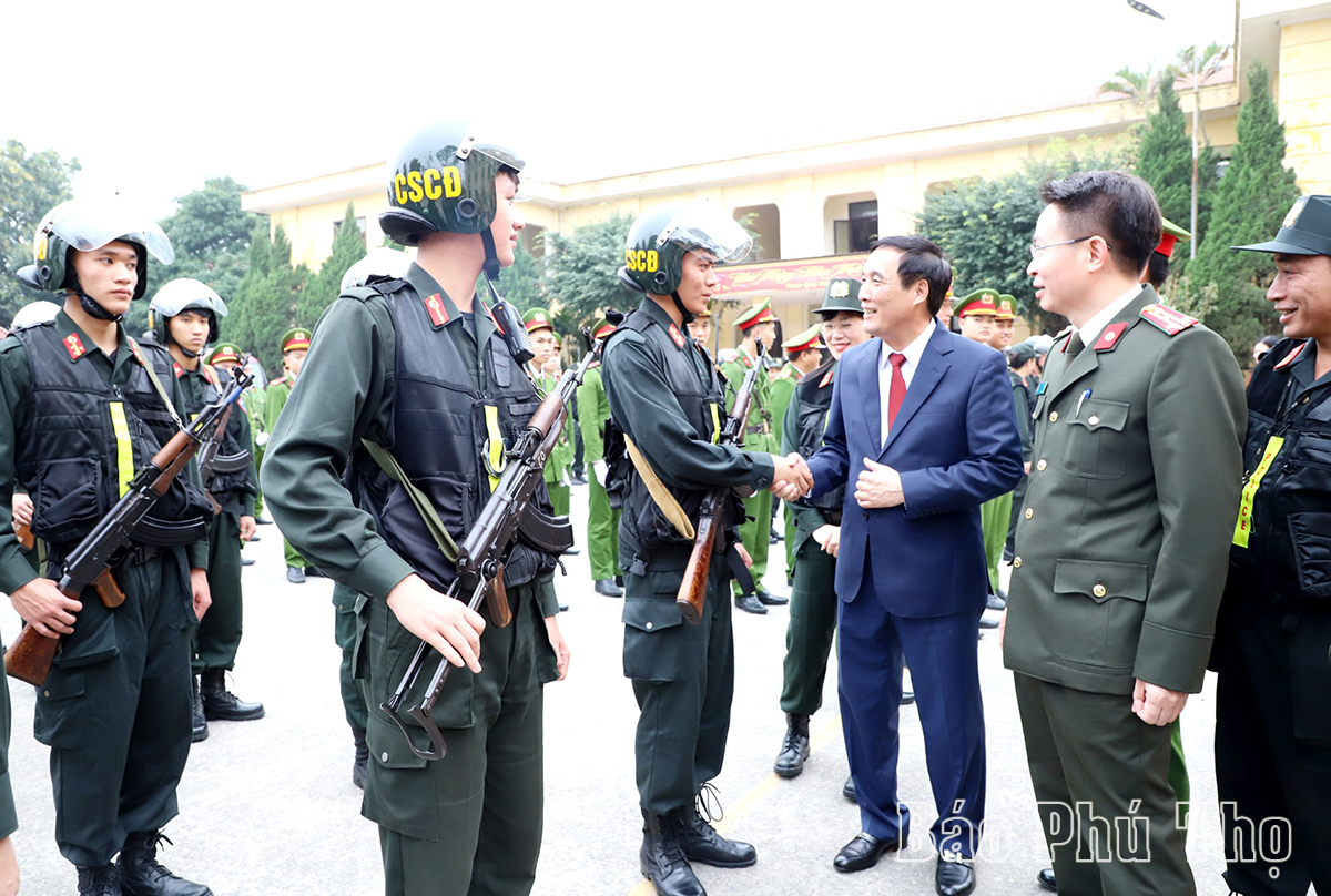 Provincial Party Secretary Bui Minh Chau pays a visit and presented gifts to the police officers on duty during Tet