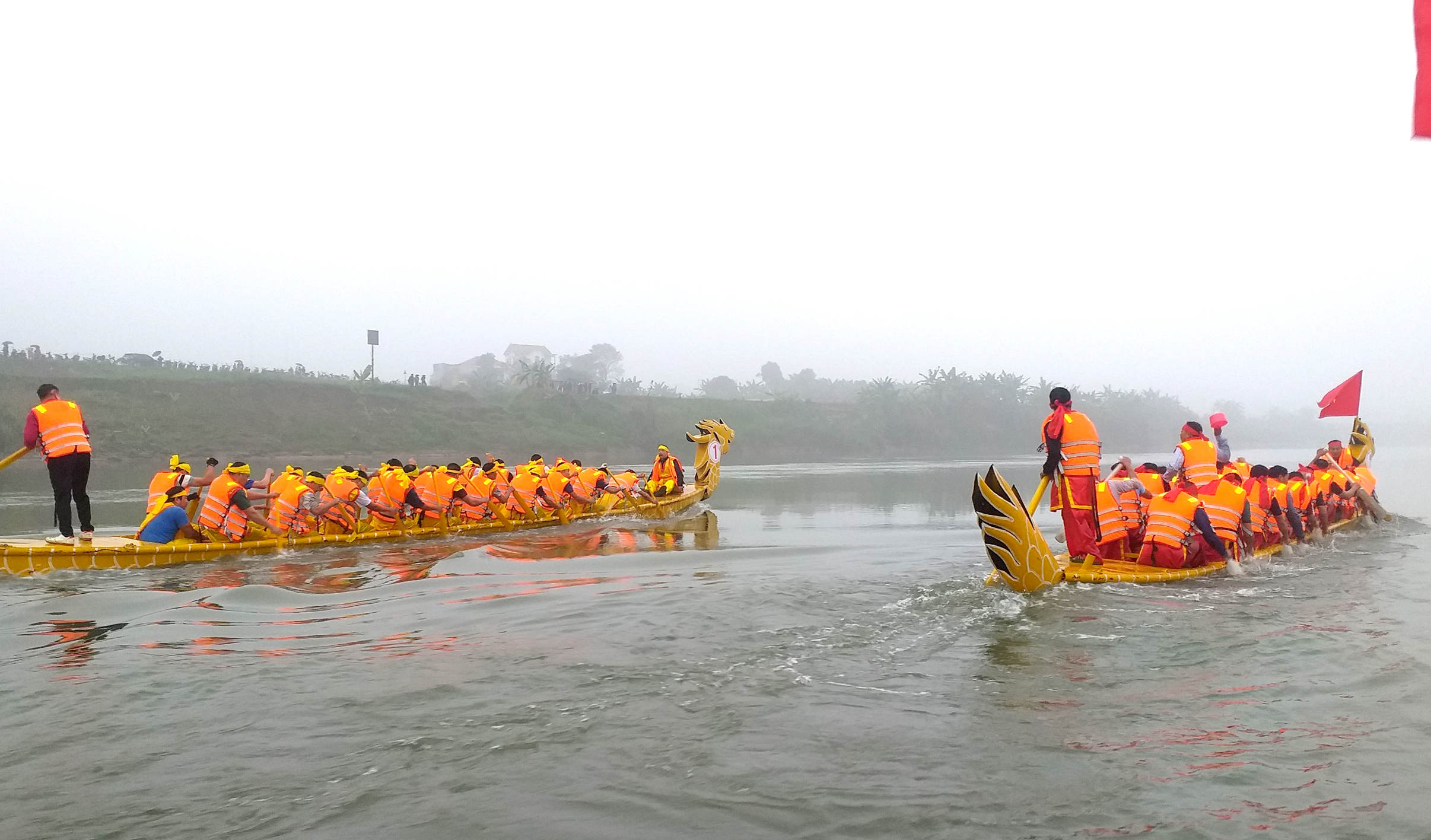 Sôi nổi Giải bơi chải Đình Hội