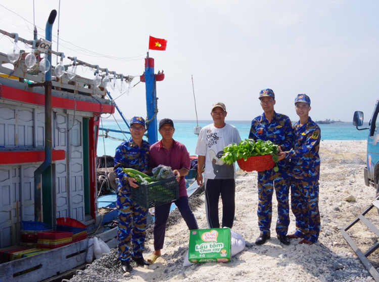 Đảo Sơn Ca hỗ trợ lương thực thực phẩm cho tàu cá ngư dân Bình Định