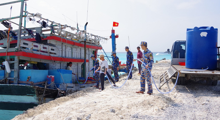 Đảo Sơn Ca hỗ trợ lương thực thực phẩm cho tàu cá ngư dân Bình Định