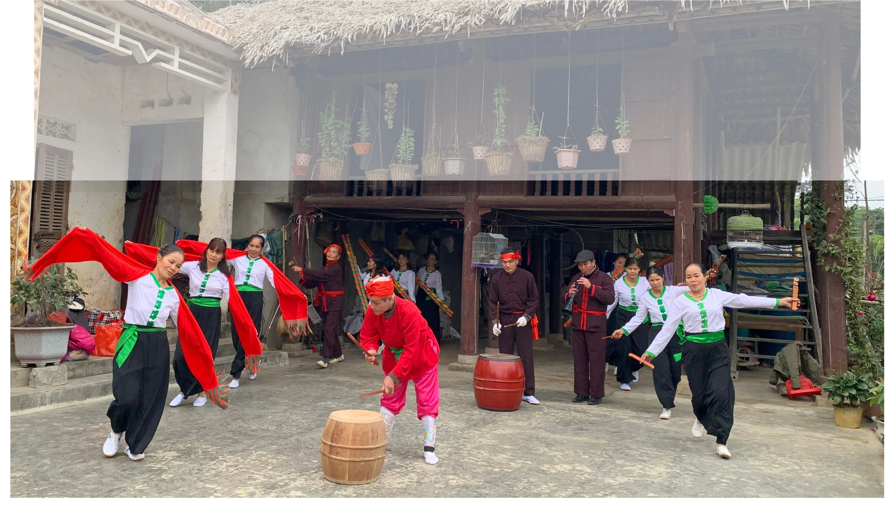 Từ gõ trống làm vui, múa Trống đu đã thành nghệ thuật