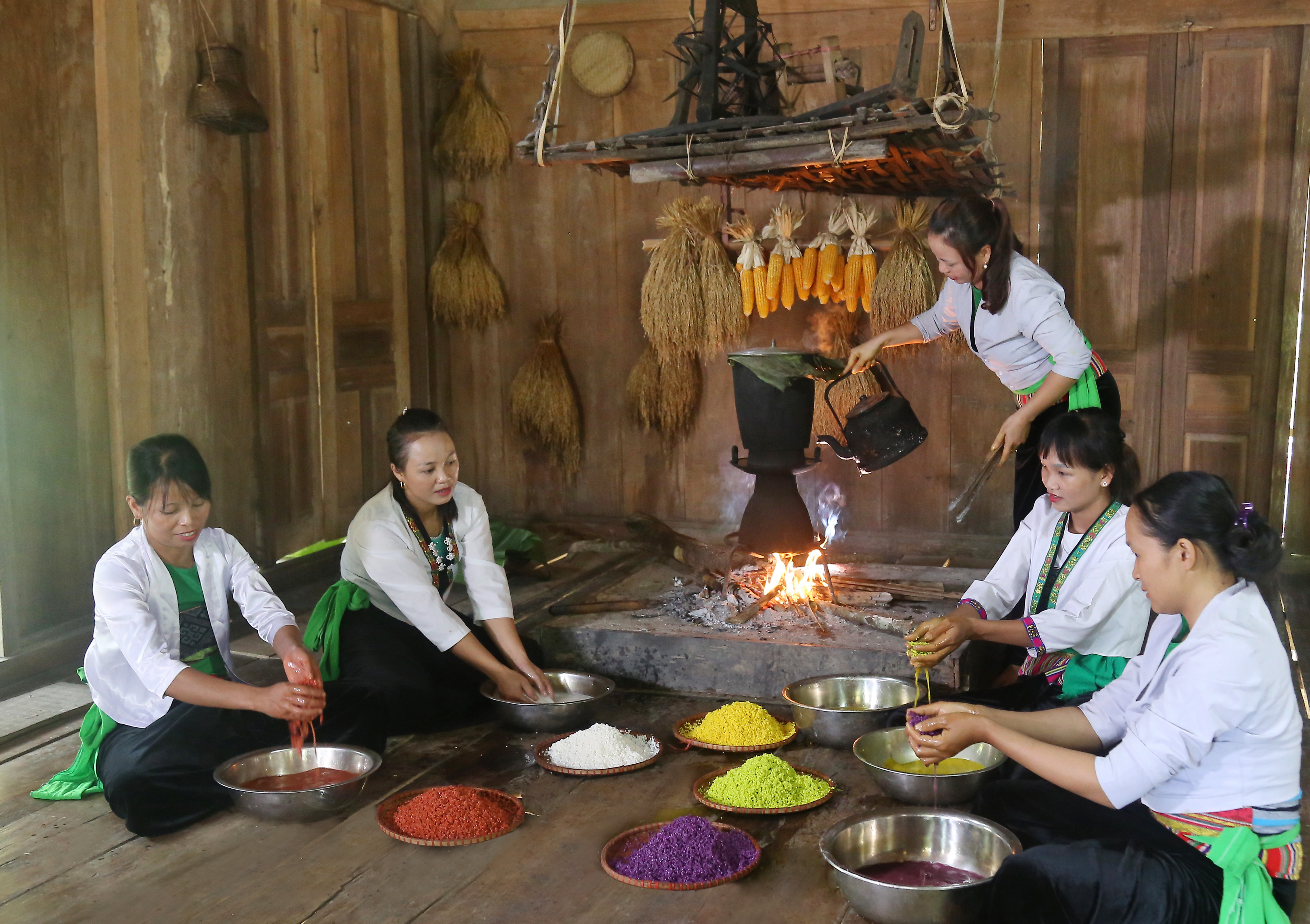 Returning to Muong village for Tet dishes