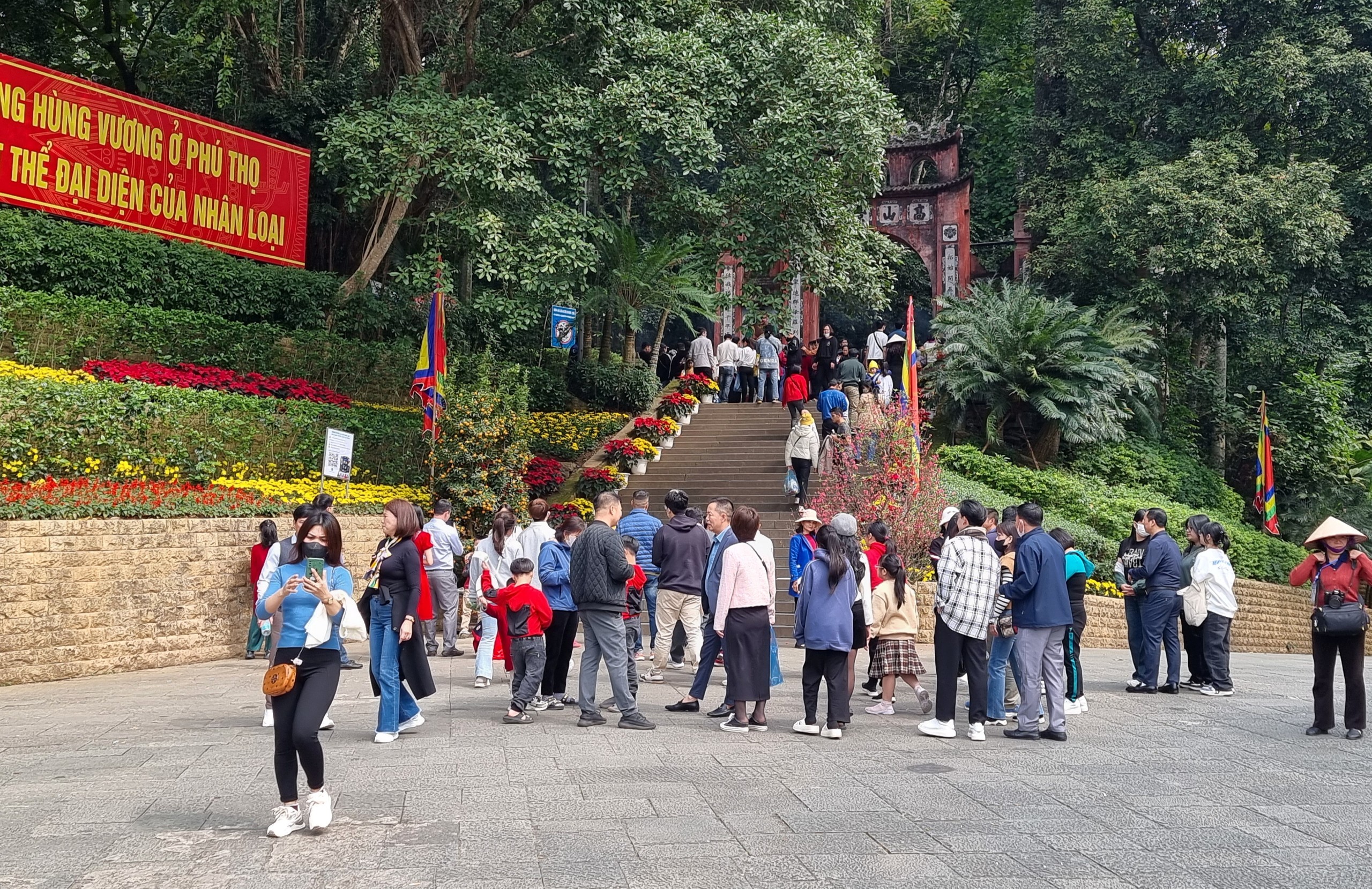 On the first day of the Lunar New Year, a great number of people go to temples and pagodas