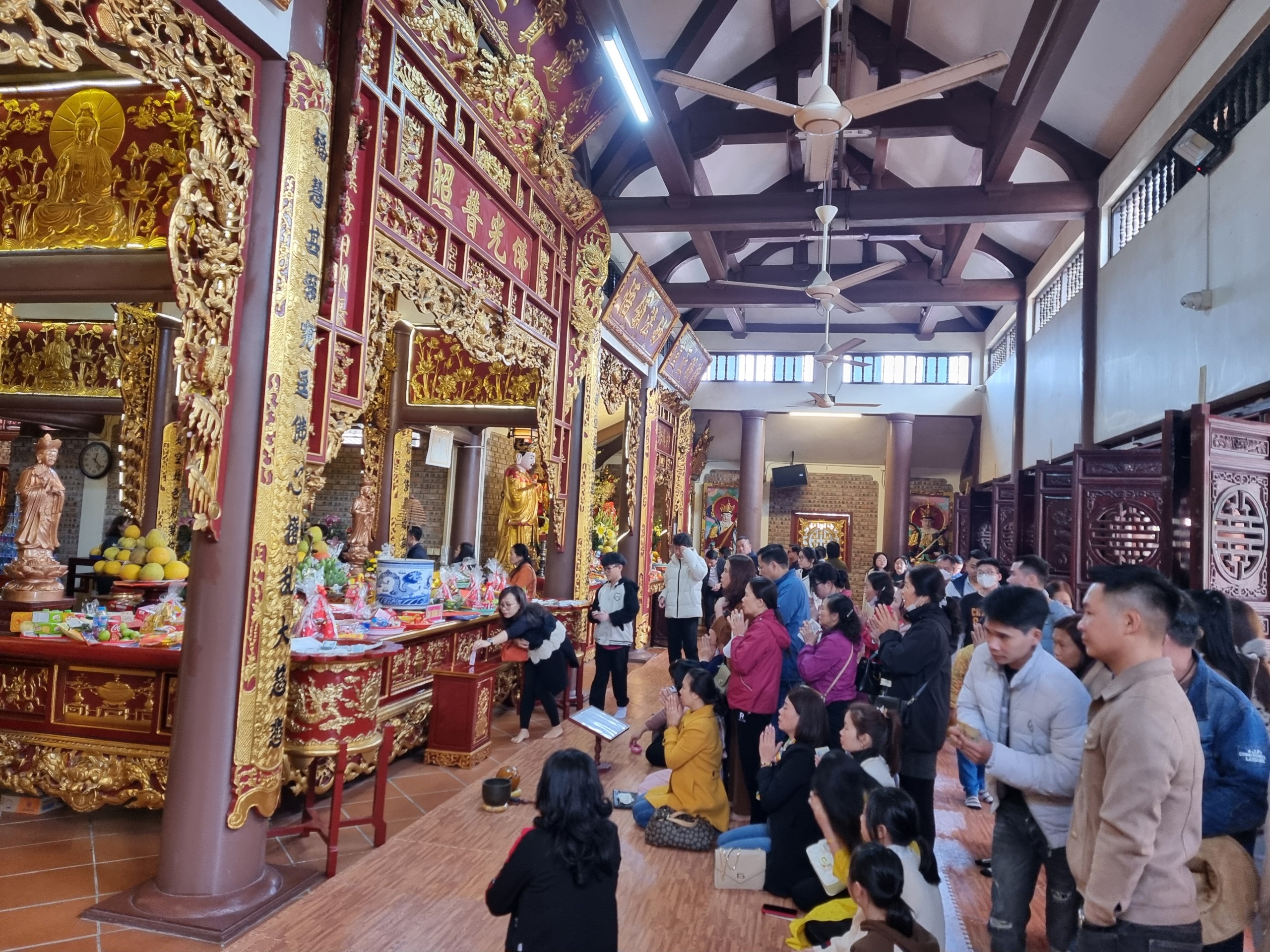 On the first day of the Lunar New Year, a great number of people go to temples and pagodas