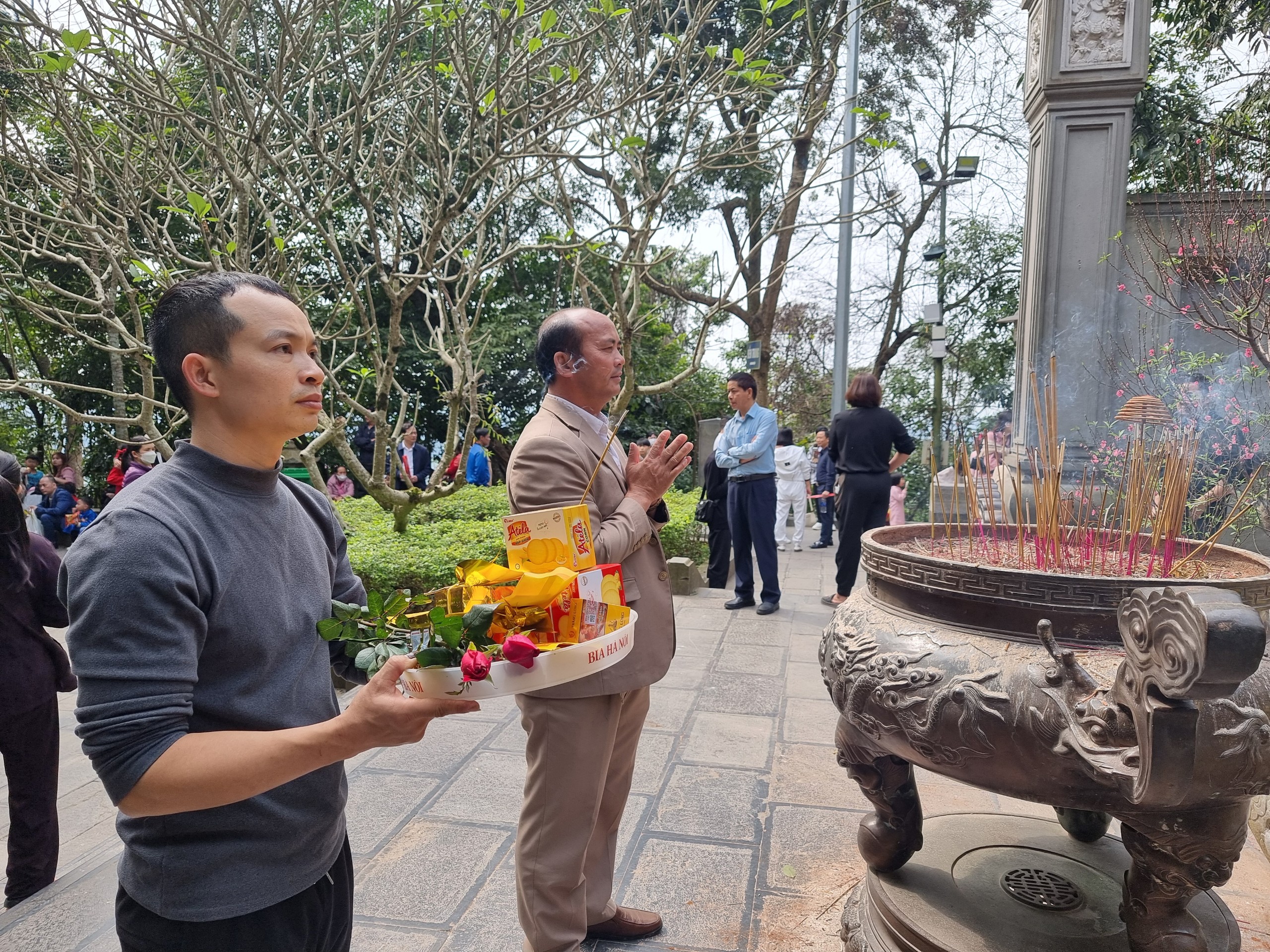 On the first day of the Lunar New Year, a great number of people go to temples and pagodas