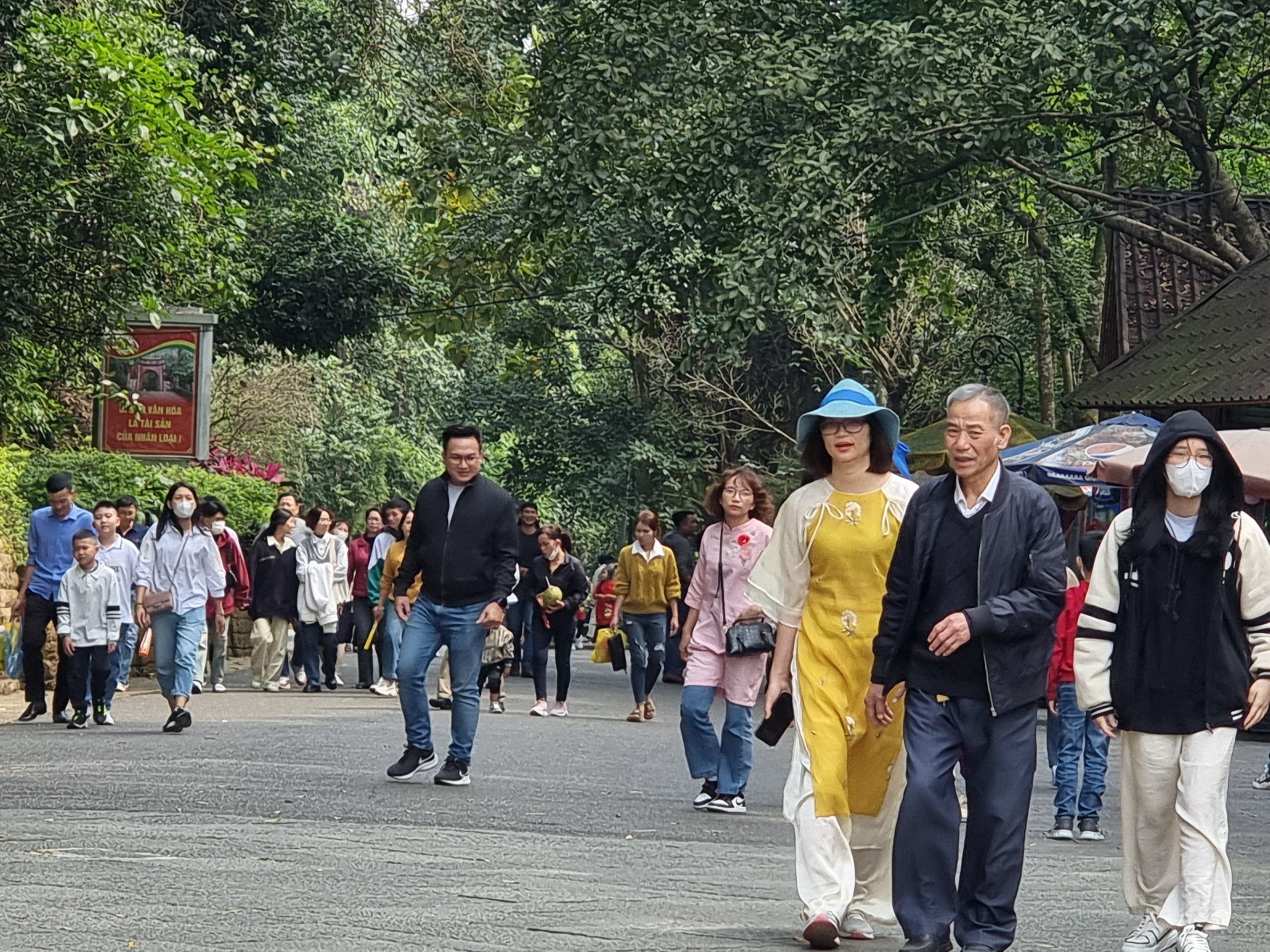 On the first day of the Lunar New Year, a great number of people go to temples and pagodas