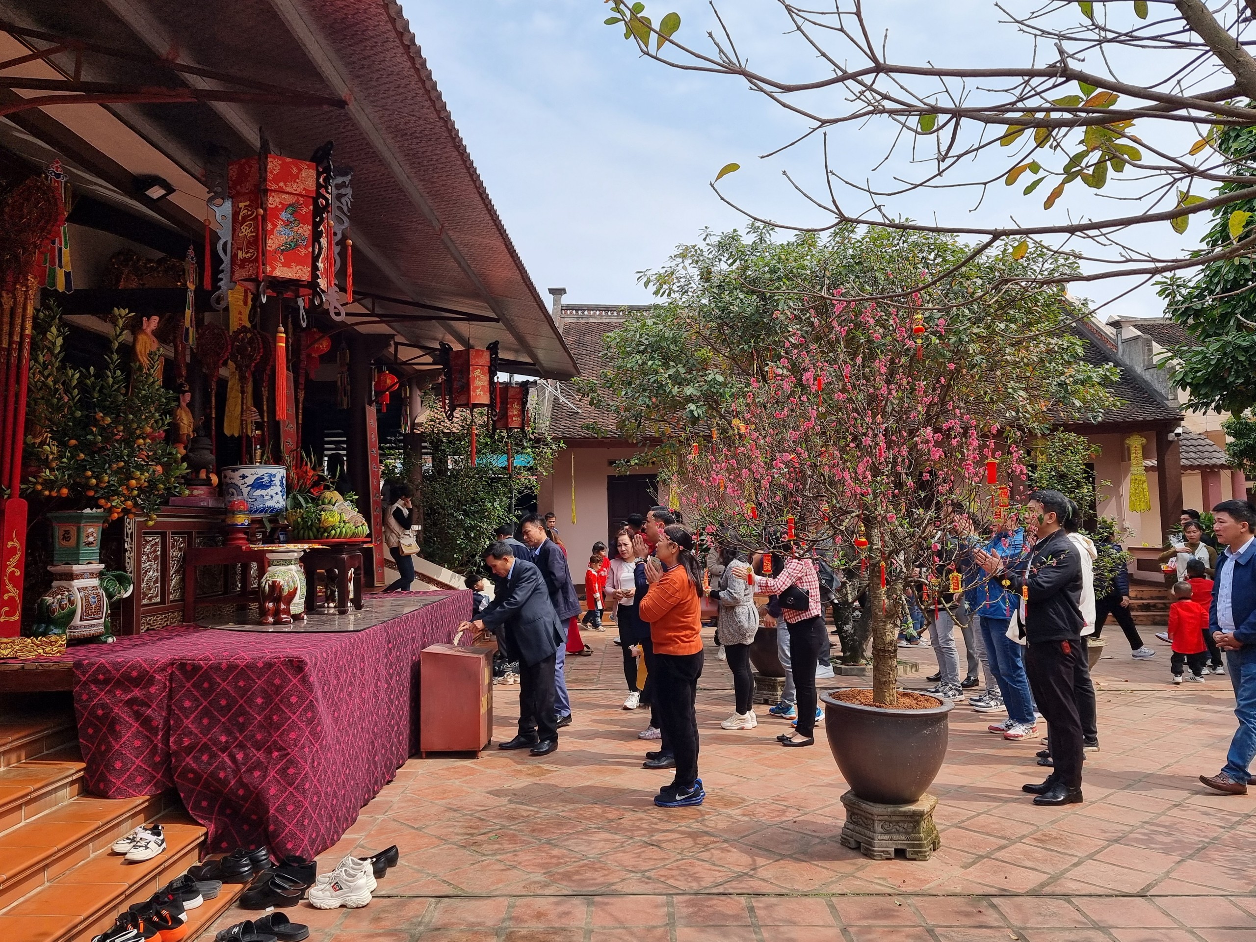 On the first day of the Lunar New Year, a great number of people go to temples and pagodas