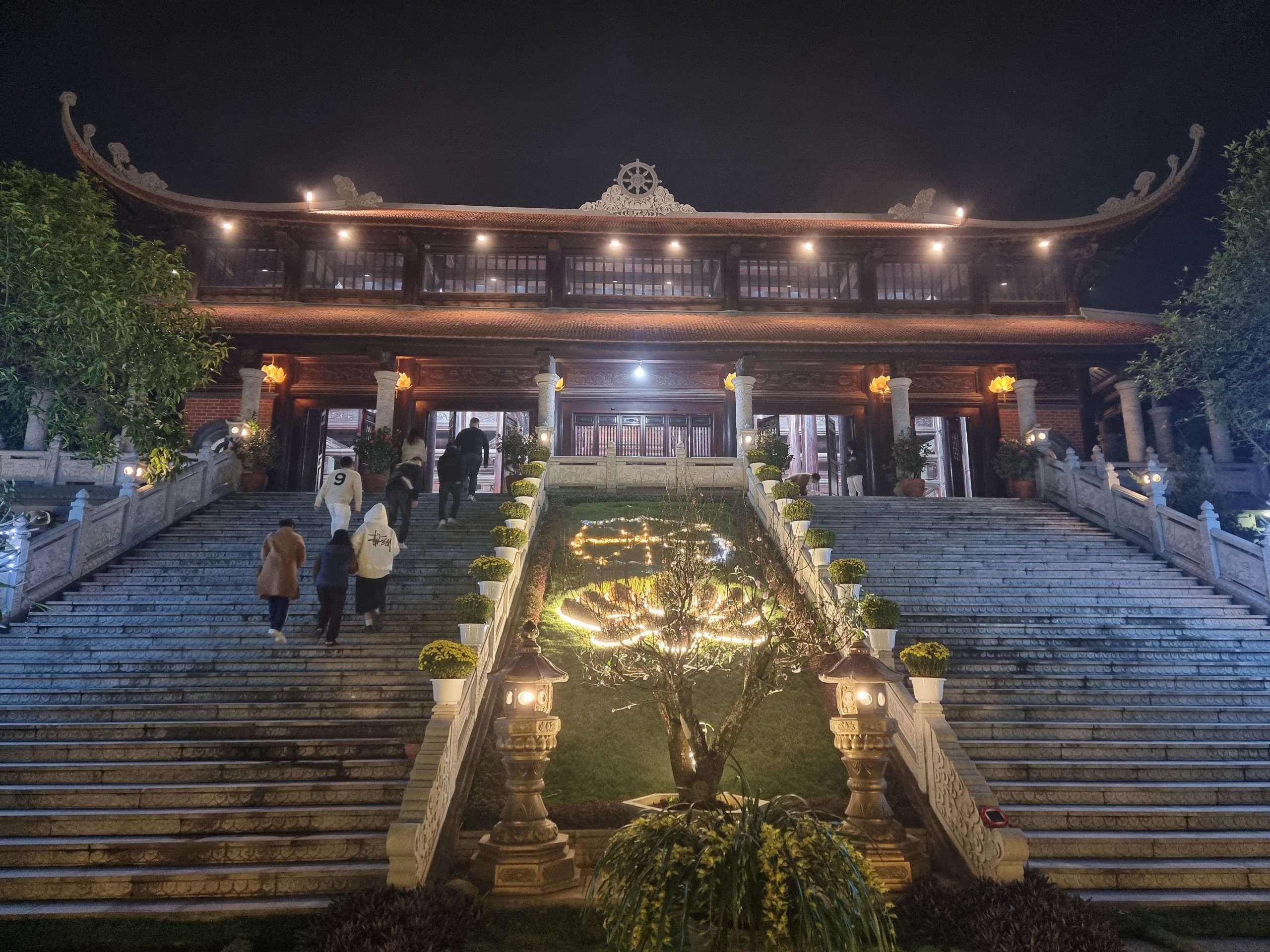 On the first day of the Lunar New Year, a great number of people go to temples and pagodas