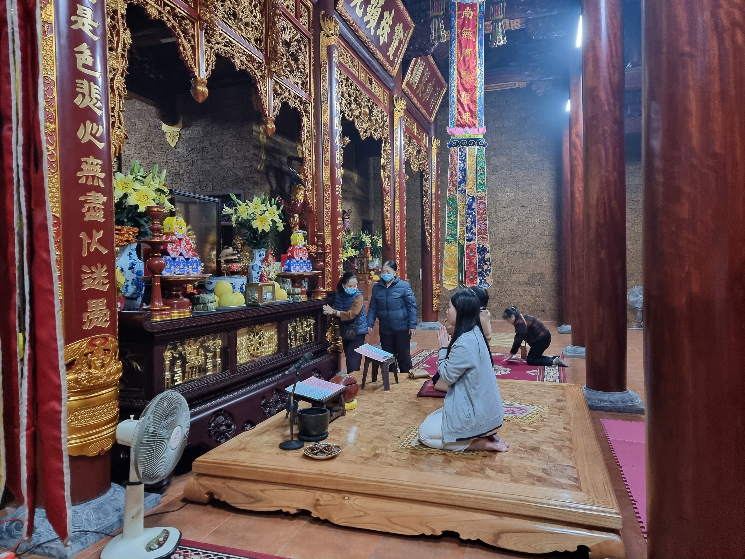 On the first day of the Lunar New Year, a great number of people go to temples and pagodas