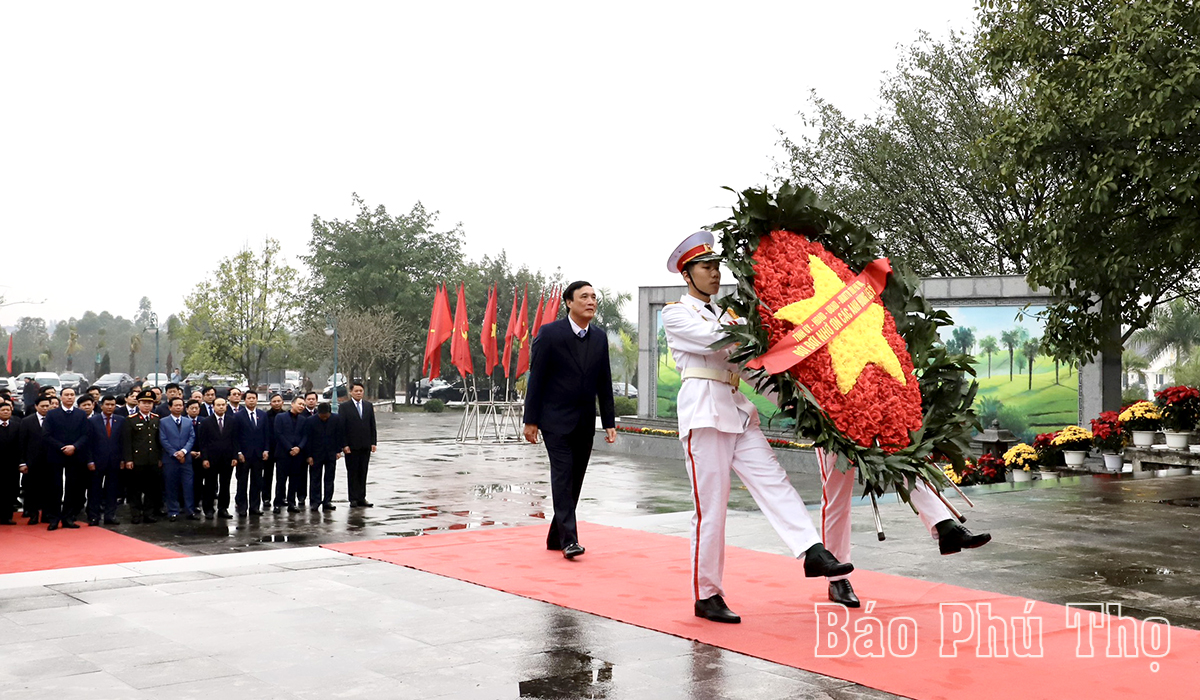 Offering flowers to commemorate Martyrs and Heroes on the occasion of Lunar New Year 2024