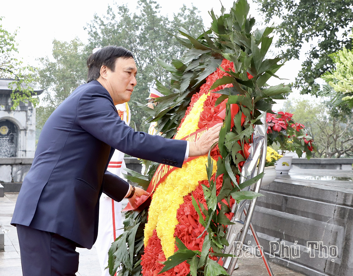 Offering flowers to commemorate Martyrs and Heroes on the occasion of Lunar New Year 2024