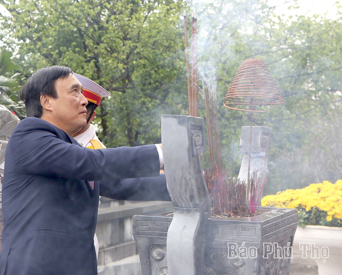 Offering flowers to commemorate Martyrs and Heroes on the occasion of Lunar New Year 2024