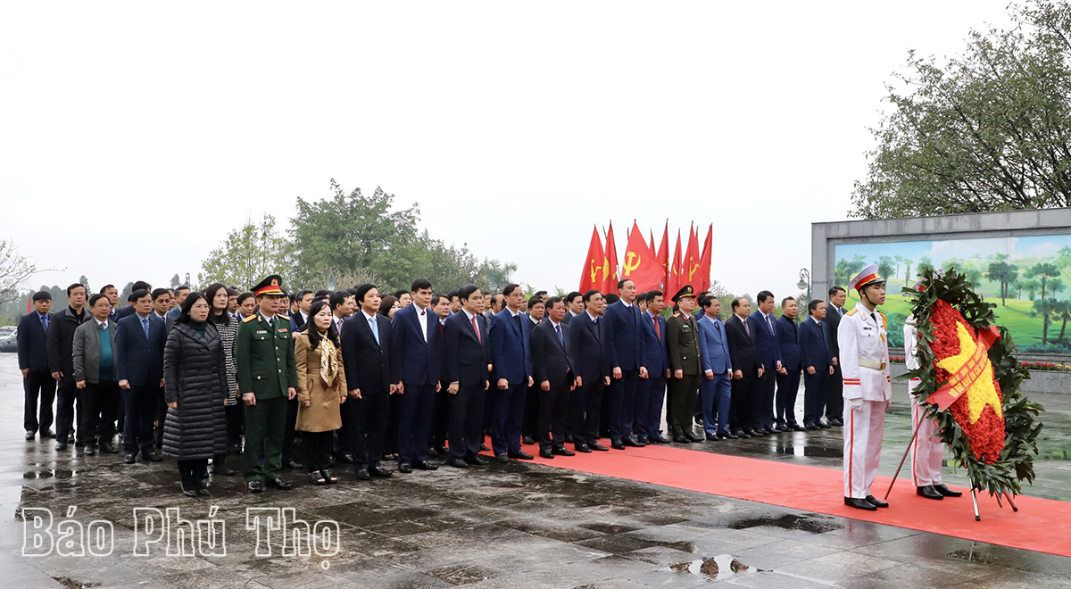 Offering flowers to commemorate Martyrs and Heroes on the occasion of Lunar New Year 2024