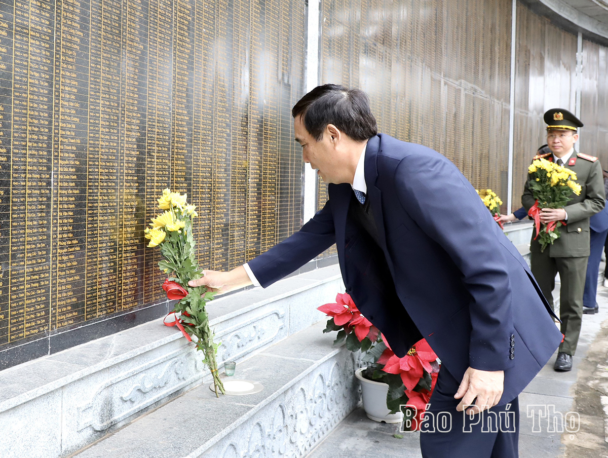 Offering flowers to commemorate Martyrs and Heroes on the occasion of Lunar New Year 2024