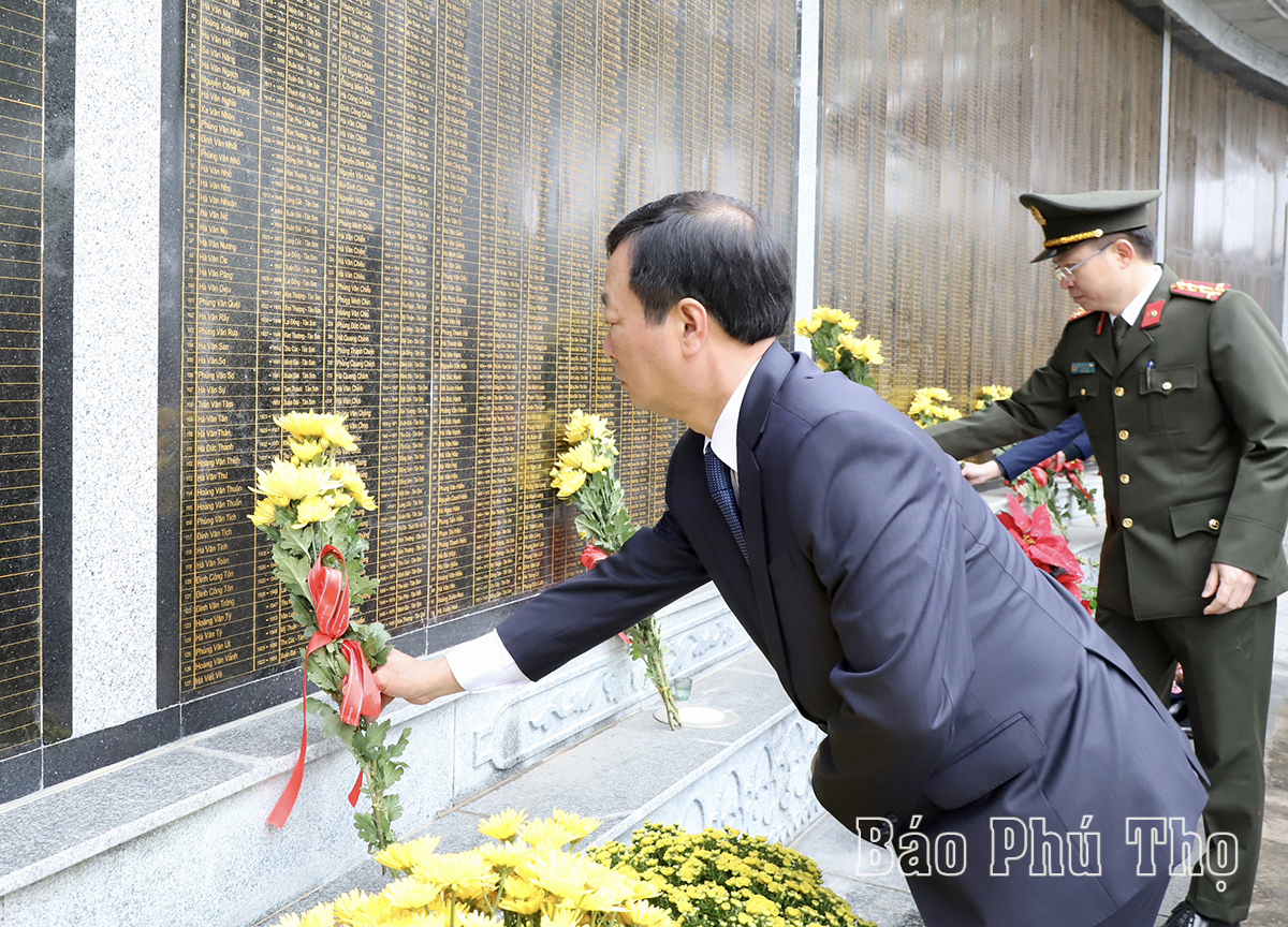 Offering flowers to commemorate Martyrs and Heroes on the occasion of Lunar New Year 2024