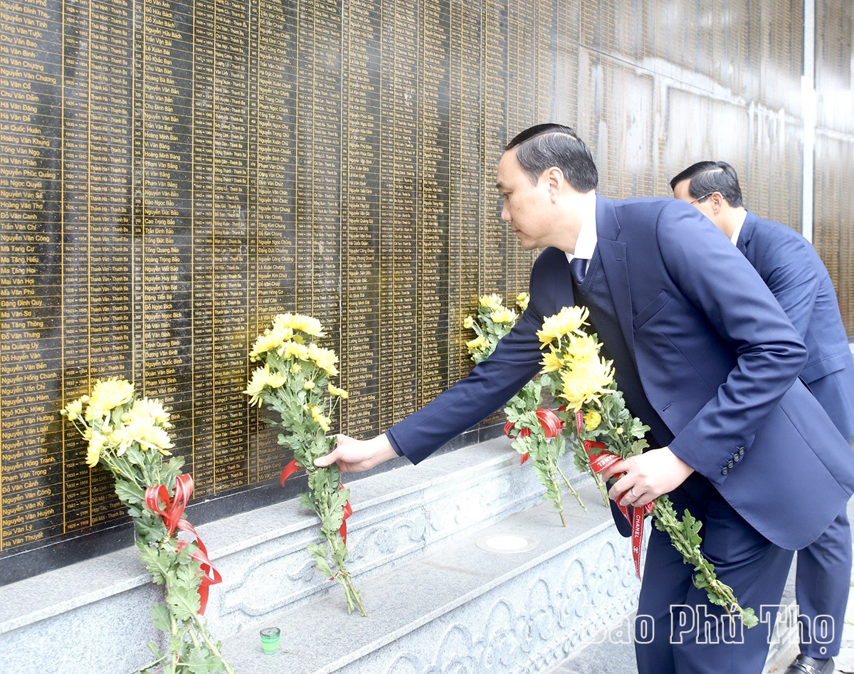 Offering flowers to commemorate Martyrs and Heroes on the occasion of Lunar New Year 2024