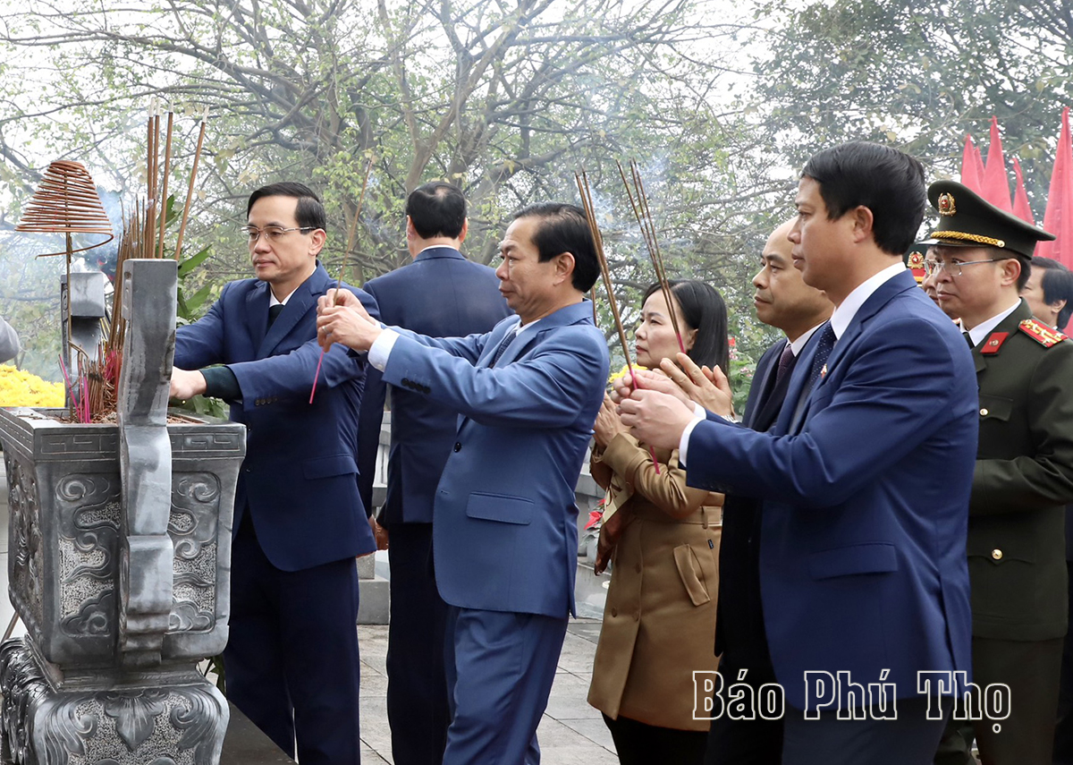 Offering flowers to commemorate Martyrs and Heroes on the occasion of Lunar New Year 2024