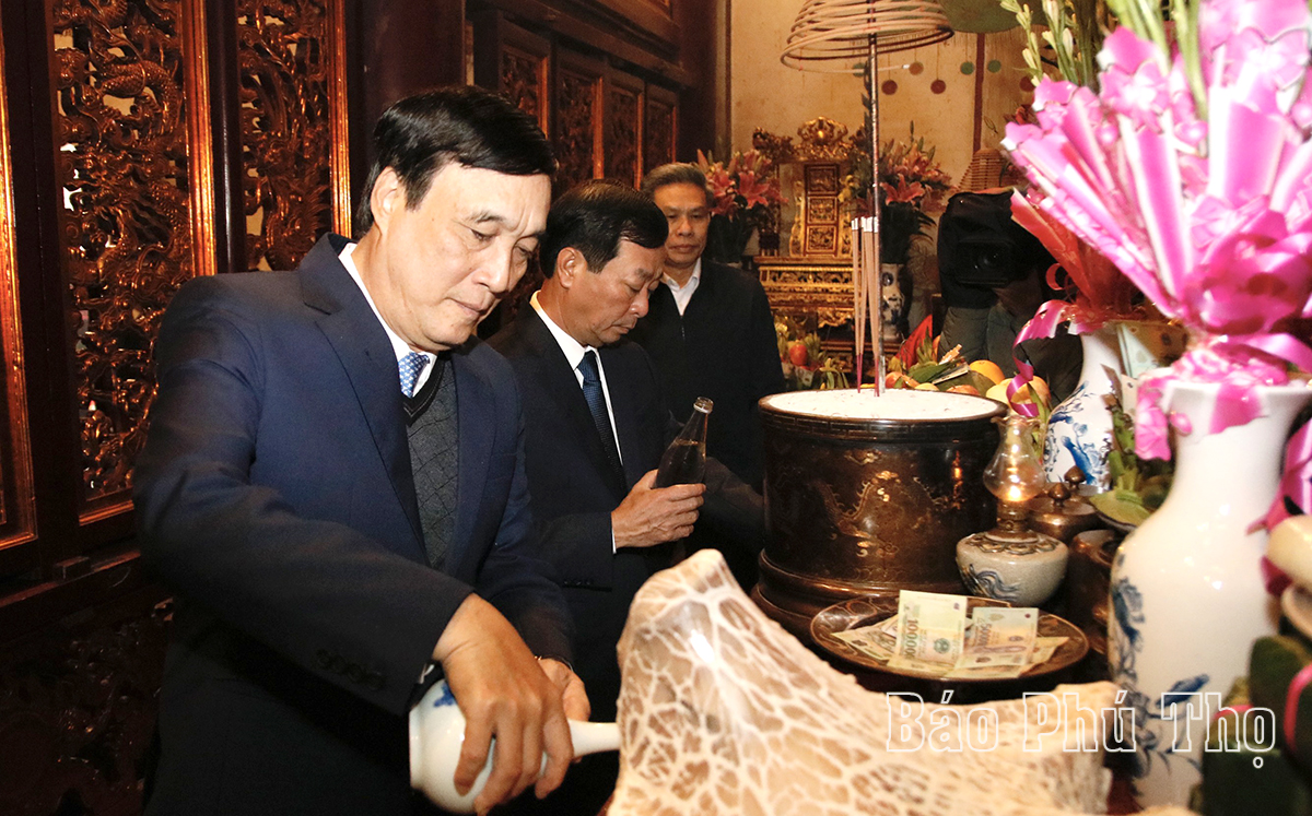 Offering incense to honor the Hung Kings in Lunar New Year 2024.