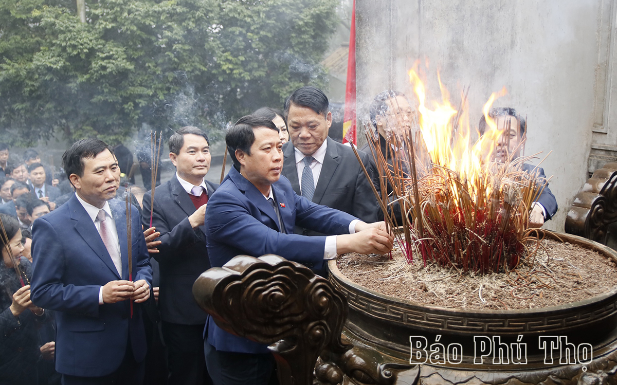 Offering incense to honor the Hung Kings in Lunar New Year 2024.