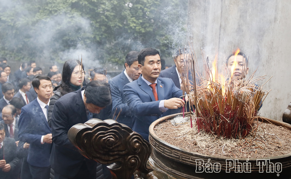 Offering incense to honor the Hung Kings in Lunar New Year 2024.